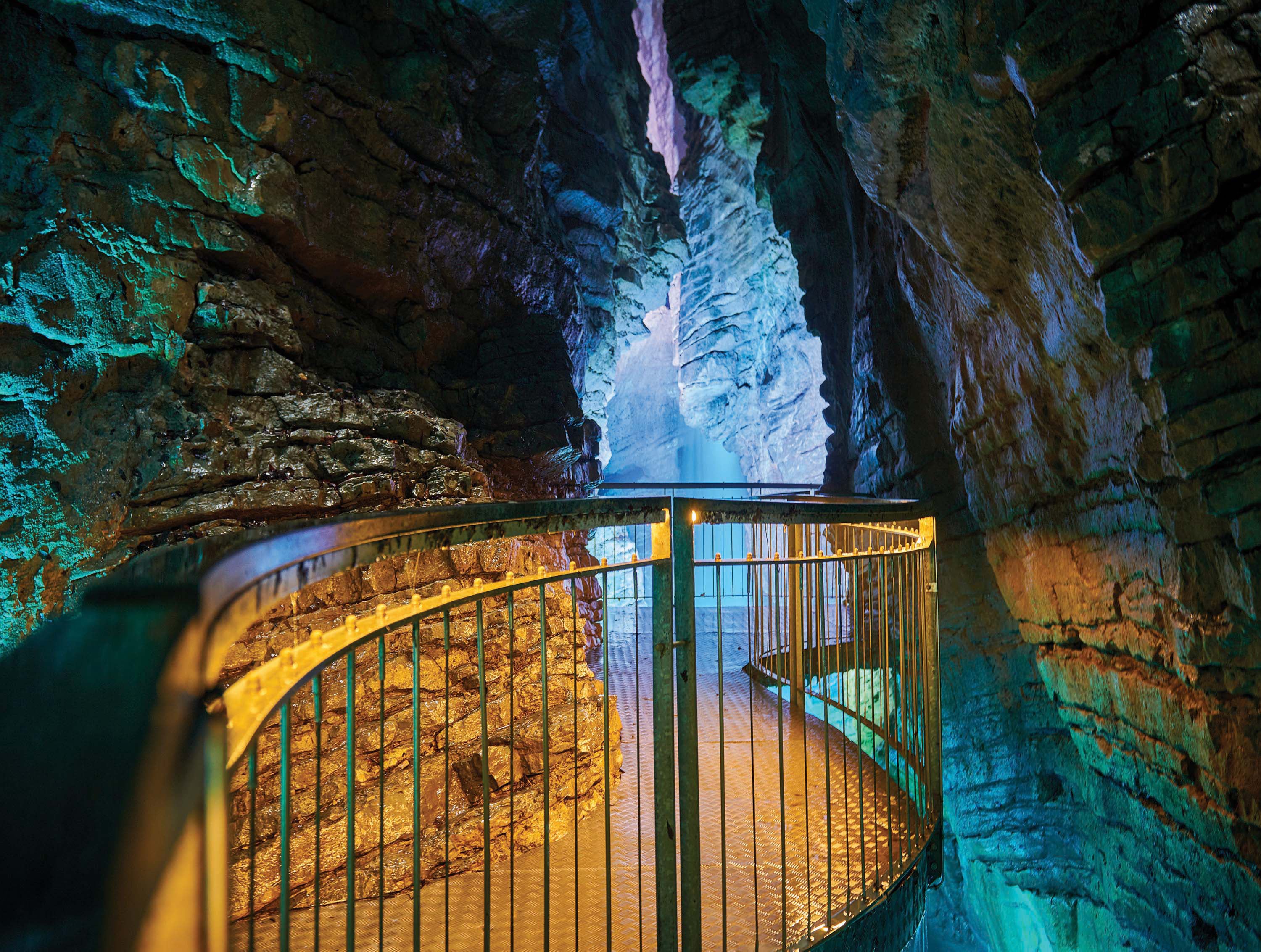 Postcard Collection - Karon Cave Park, Italy (300pcs)